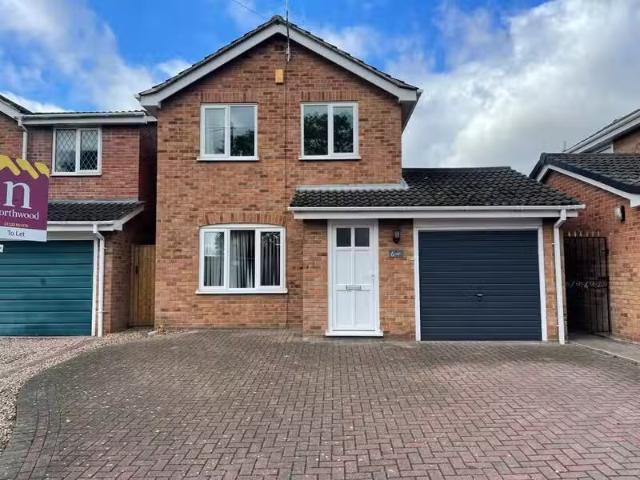 Charming 1 BA 3 bedroom detached house for rent in Lychgate Cl.