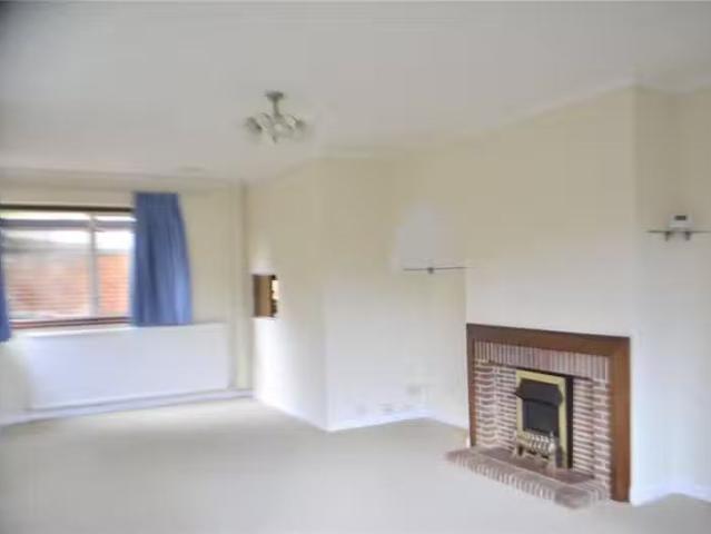 Deal! 1 BA 3 bedroom detached house for rent in Purley Bury Av.