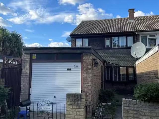 Unique 1 BA 3 bedroom end of terrace house for rent in Mortime.
