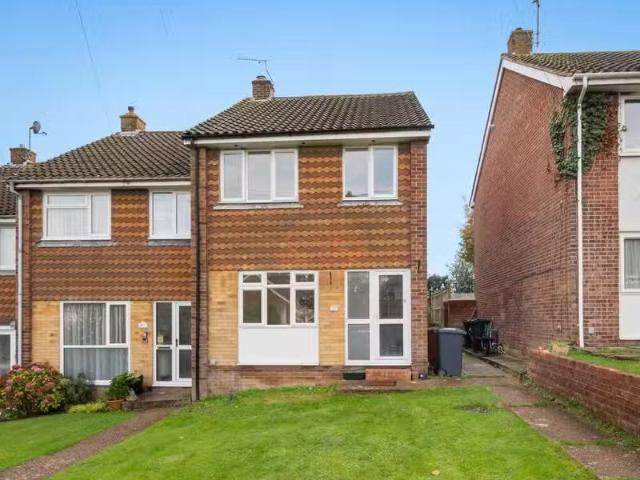 New 1 BA 3 bedroom end of terrace house for rent in The Mount.