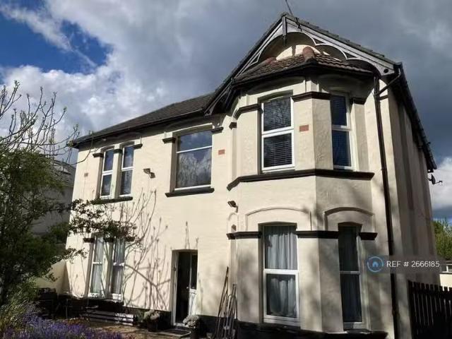 Cozy 1 BA 3 bedroom flat for rent in Wimborne Road, Bournemout.