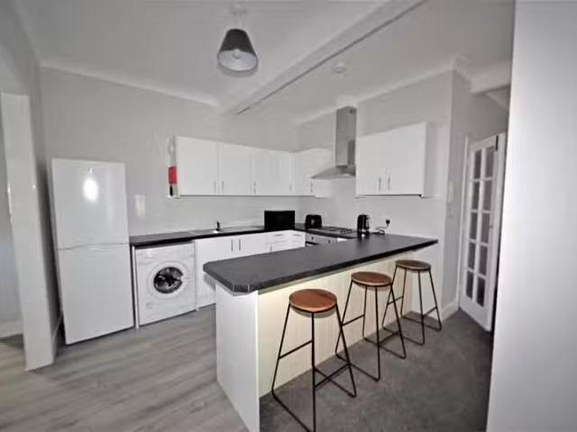 Deal! 1 BA 3 bedroom flat for rent in Wimborne Road, Winton Ba.
