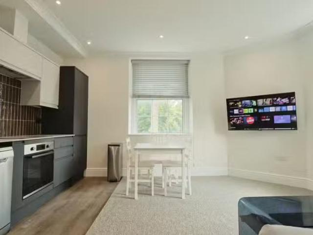 Charming 1 BA 3 bedroom flat for rent in Henleaze Road, Bristo.