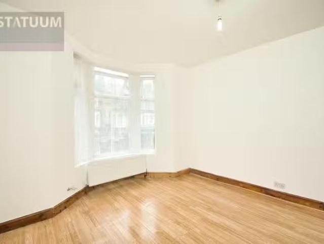 Just in! 1 BA 3 bedroom flat for rent in Leslie Road, Leyton.