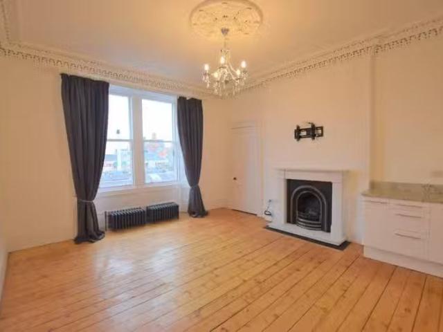 Cozy 1 BA 3 bedroom flat for rent in Roseneath Terrace, Marchm.