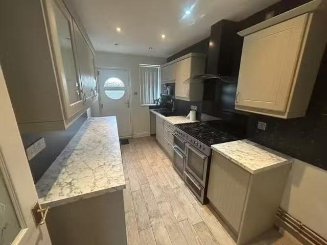 Cheap 1 BA 3 bedroom house for rent in Rufford Road, Belle Vue.