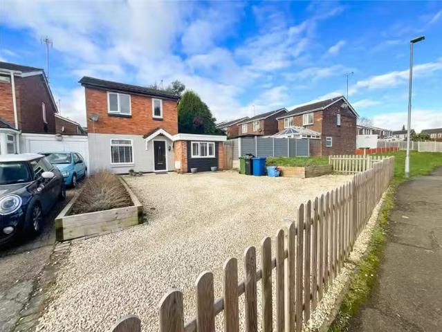 Just in! 1 BA 3 bedroom link detached house for rent in Dace.