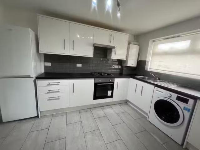 Charming 1 BA 3 bedroom maisonette for rent in Upton Park, E6