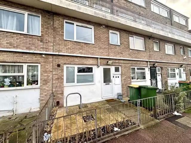 Nice 1 BA 3 bedroom maisonette for rent in Buckingham Road, Lo.