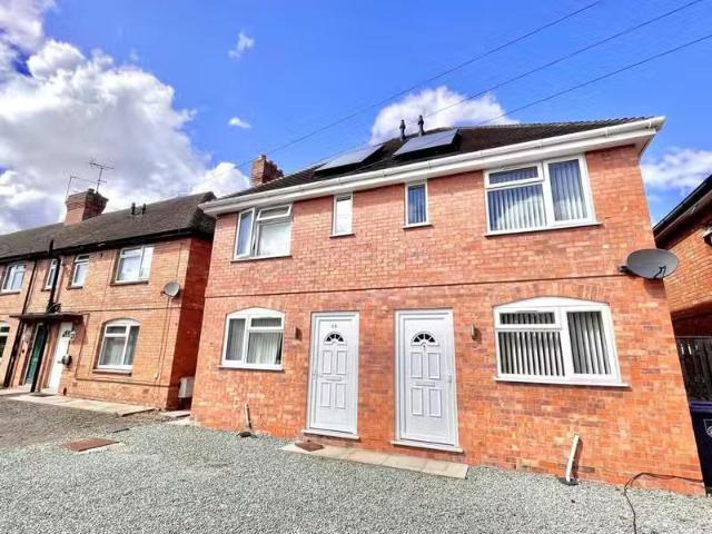 Rental! 1 BA 3 bedroom semi detached house for rent in Watts R.