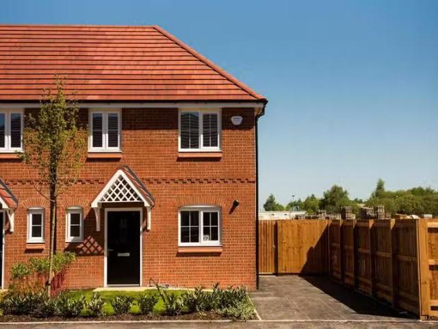 Unique 1 BA 3 bedroom semi detached house for rent in Cromwell.