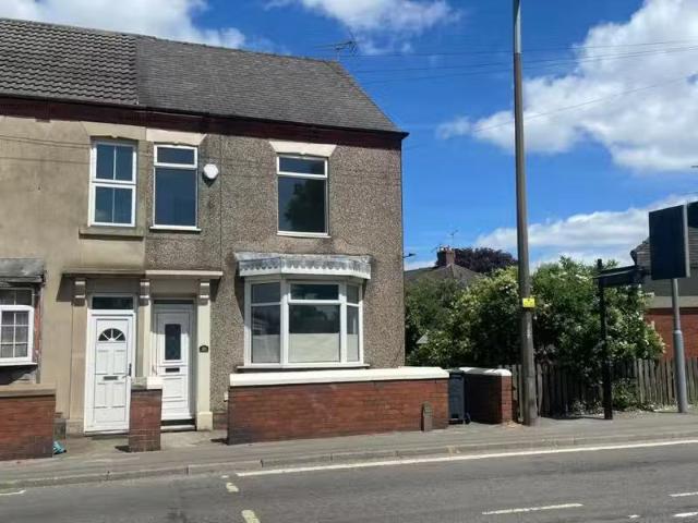 Charming 1 BA 3 bedroom semi detached house for rent in Nottin.
