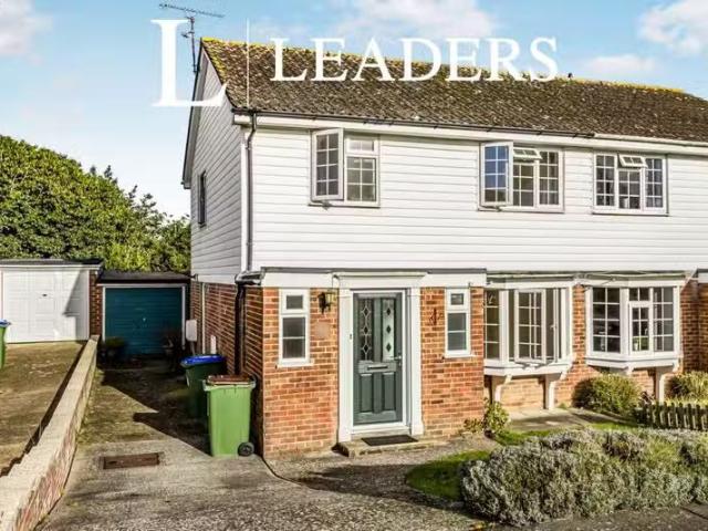 Charming 1 BA 3 bedroom semi detached house for rent in Oldake.