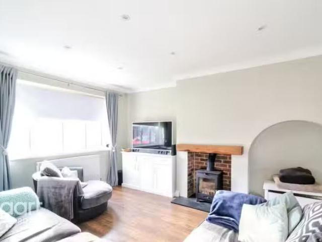 For Rent! 1 BA 3 bedroom semi detached house for rent in Roseb.