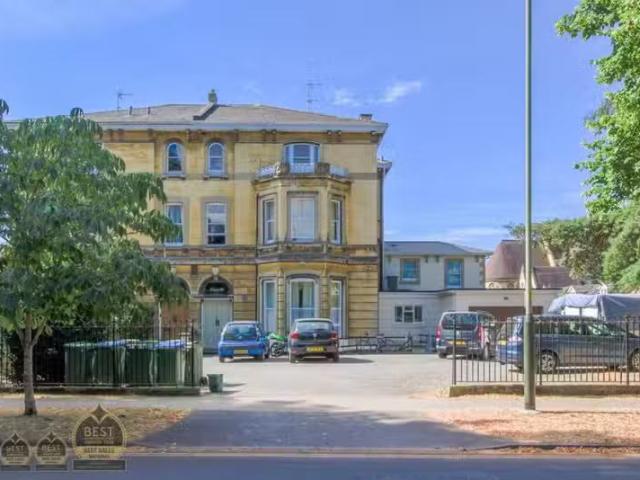 Just in! 1 BA 3 bedroom penthouse for rent in Flat 3 Longville.