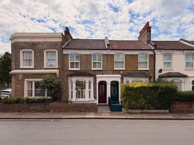 Cozy 1 BA 3 bedroom property to let in Naylor Road, London, SE.
