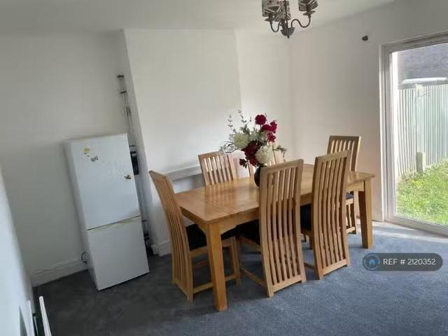 Cheap 1 BA 3 bedroom terraced house for rent in Brighton Road.