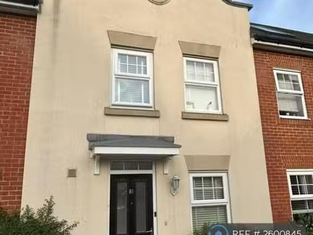 Cheap 1 BA 3 bedroom terraced house for rent in Erickson Garde.
