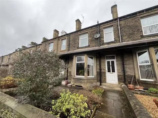 Nice 1 BA 3 bedroom terraced house for rent in Huddersfield Ro.