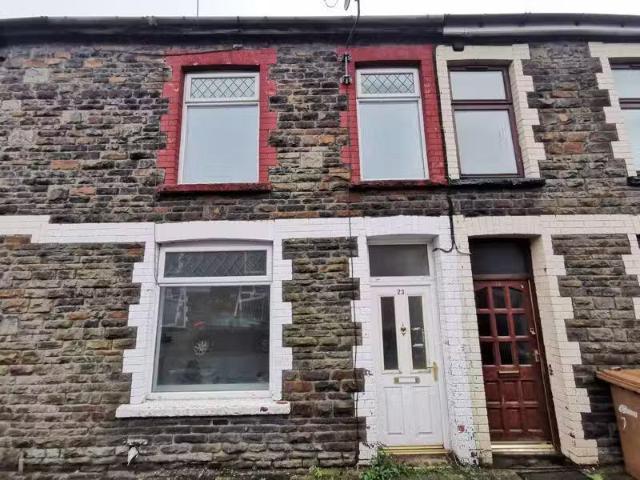 Cozy 1 BA 3 bedroom terraced house for rent in Ilan Road, Aber.