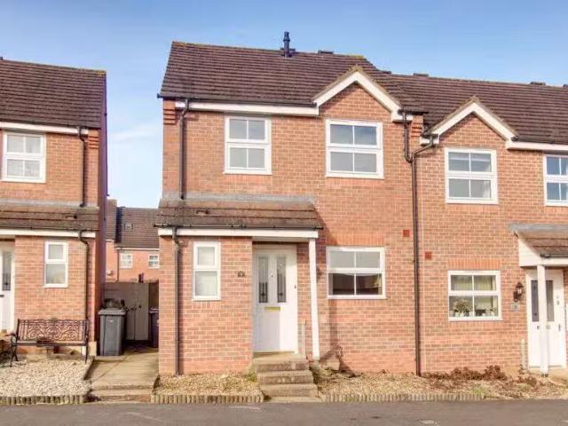Rental! 1 BA 3 bedroom terraced house for rent in Lamplighters.