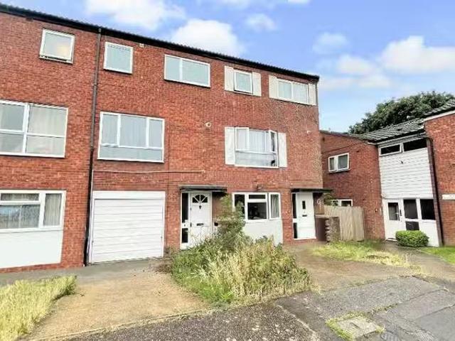 Cozy 1 BA 3 bedroom terraced house for rent in Sullivan Close.