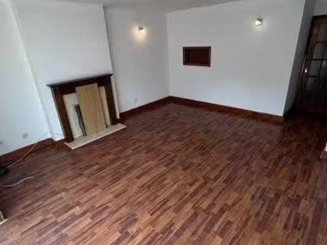 Deal! 1 BA 3 bedroom terraced house for rent in Pinewood Drive.