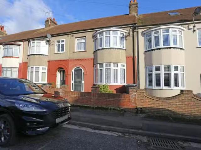 Deal! 1 BA 3 bedroom terraced house for rent in Robinia Avenue.