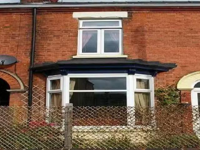 Cheap 1 BA 3 bedroom terraced house for rent in Torrington Str.