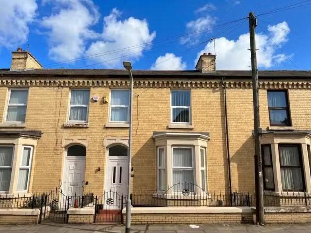 Just in! 1 BA 3 bedroom terraced house for rent in Valley Road.