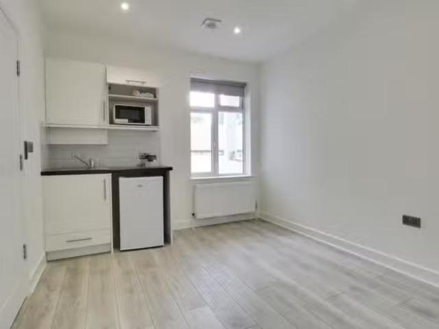 Charming 1 BA Studio flat for rent in 129A Bellegrove Road, We.
