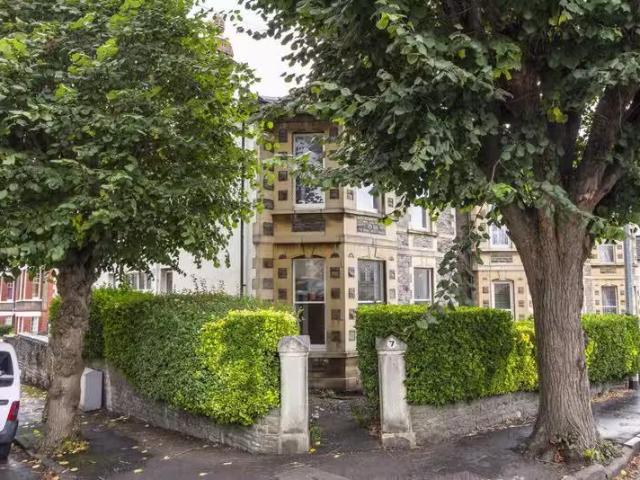 Deal! 1 BA Studio flat for rent in Broadway Road, Bishopston.