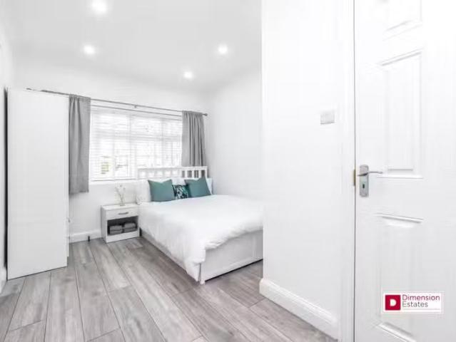 Nice 1 BA Studio flat for rent in Hall Lane, Chingford, London.