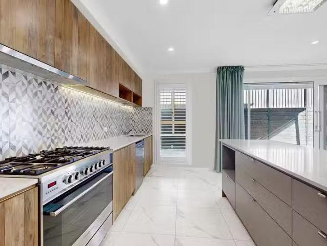 Just in! 1 Bendigo Place, UPPER KEDRON, QLD 4055 House for R.