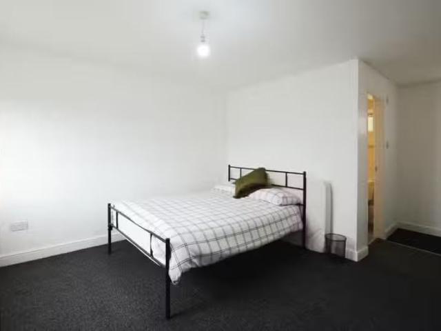 Charming 1 bedroom house of multiple occupation for rent in Ne.