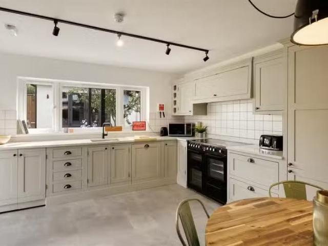 Unique 1 bedroom house for rent in Southmead Road, Bristol, BS10