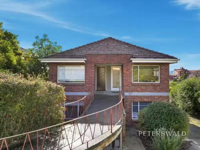 Charming 1 BR 4/11 Doyle Ave, Lenah Valley House for rent Lis.
