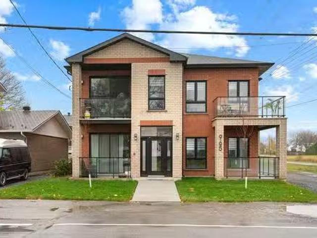 Unique 1 BR 101 965 Rue Brébeuf, Sainte Catherine, QC, J5L 1L7.