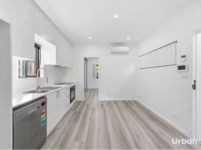 New 1 BR 30B Carrington Circuit, Leumeah House for rent Liste.