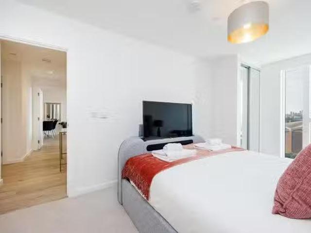 Nice 1 BR Barge House Road, London