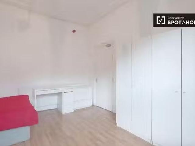 Deal! 1 BR Excellent room in large shared flat in London