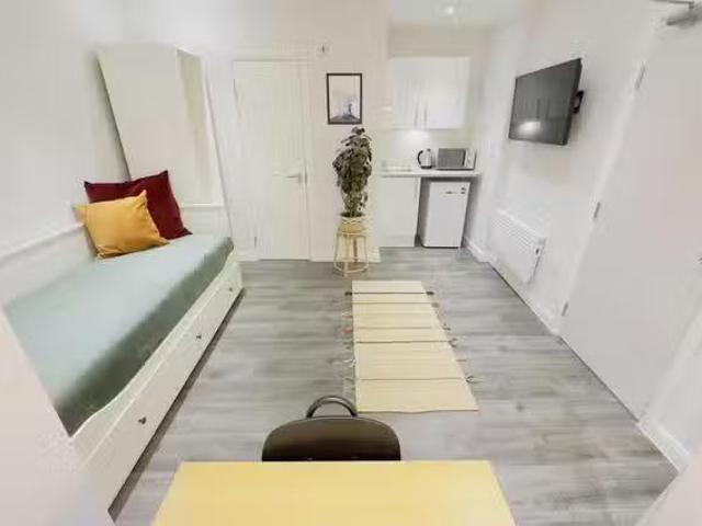 Cheap 1 BR Hawkwood Mount, London