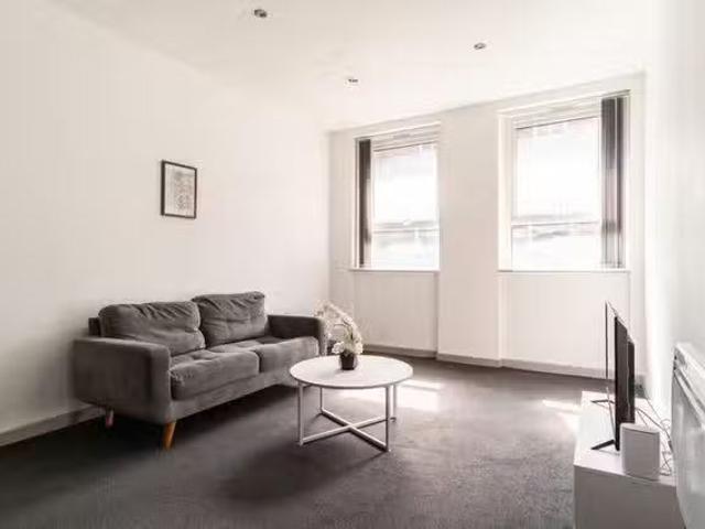 Deal! 1 BR High Street