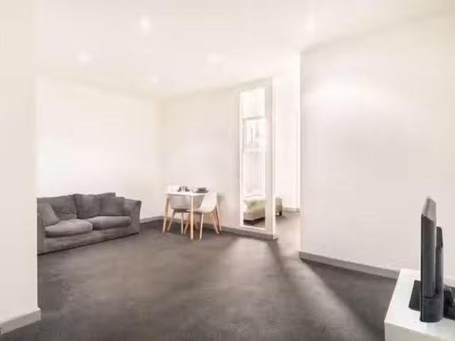 Deal! 1 BR High Street