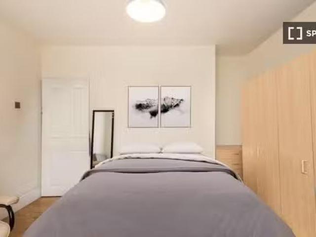 Nice 1 BR Room for rent in 3 bedroom apartment in Southwark, L.