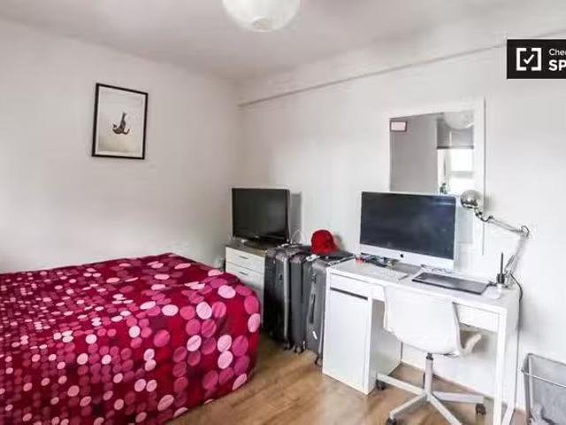 Charming 1 BR Room for rent in 4 Bedroom Apartment in Bromley.