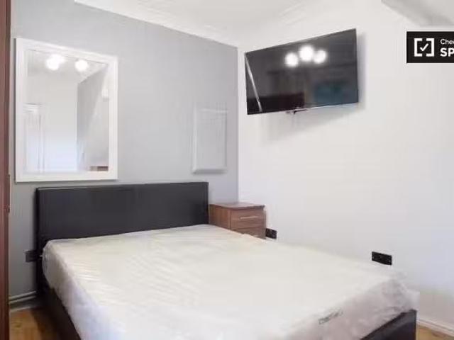 Cozy 1 BR Room in a shared 5 bedroom apartment for rent in Wes.