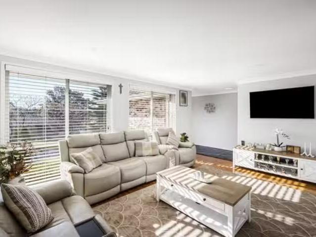 Cozy 1 Danube Crescent, Kearns, NSW 2558
