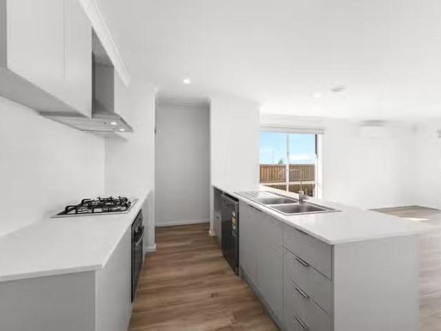 Just in! 1 Nadeen Road, Mambourin VIC 3024