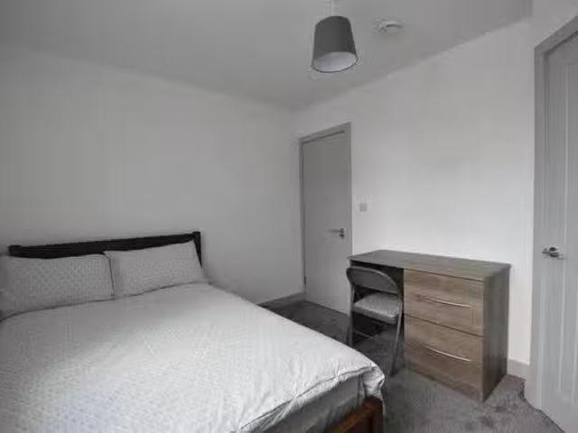 Deal! 1 Room Entire Place·5B5B···27 Dartmouth Road 5 bedrooms.